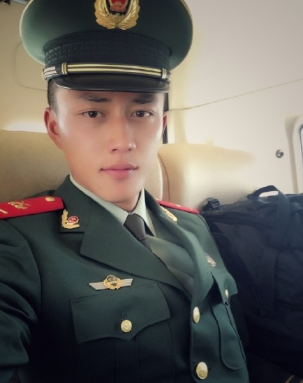 杨明鑫兵哥哥微信图片 网传比宋仲基帅的男人出现了