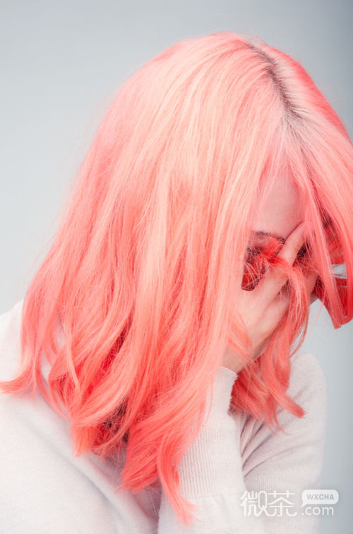 欧美范十足的彩色头发女生微信图片下载