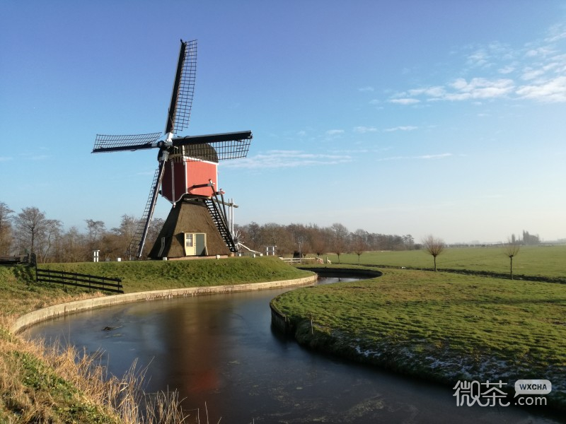 唯美风景下的荷兰风车微信摄影图片