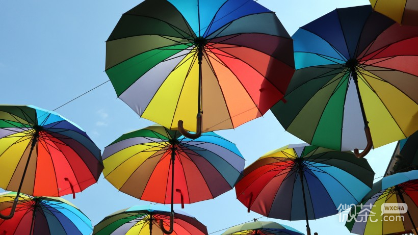 五颜六色的雨伞长廊微信唯美摄影图片