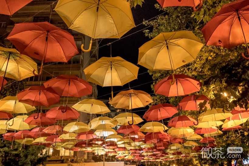 五颜六色的雨伞长廊微信唯美摄影图片