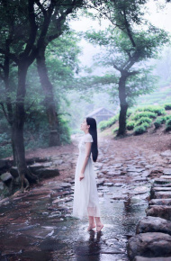 意境女生长发唯美图片清新 什么都想杠起的你，却托举不起爱情