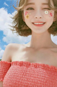 最新夏日海边女生图片甜美可爱 去同一片海滩