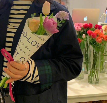 浪漫女孩送给自己一束花素材图片